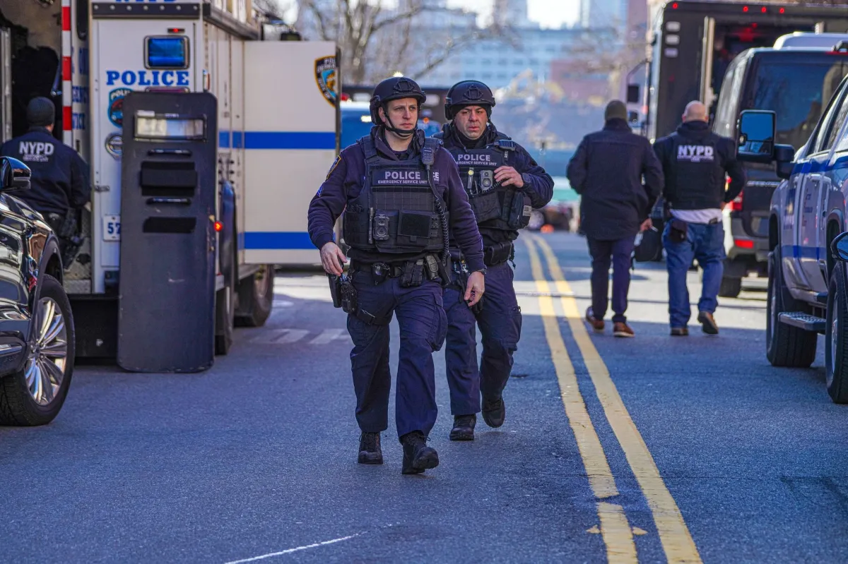 Manhattan Shooting: NYPD Officer Wounded as Armed Suspect Resists Arrest